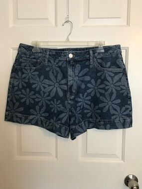 SO High Rise Floral Print Denim Mom Shorts Plus Size 18 36W Blue Washed